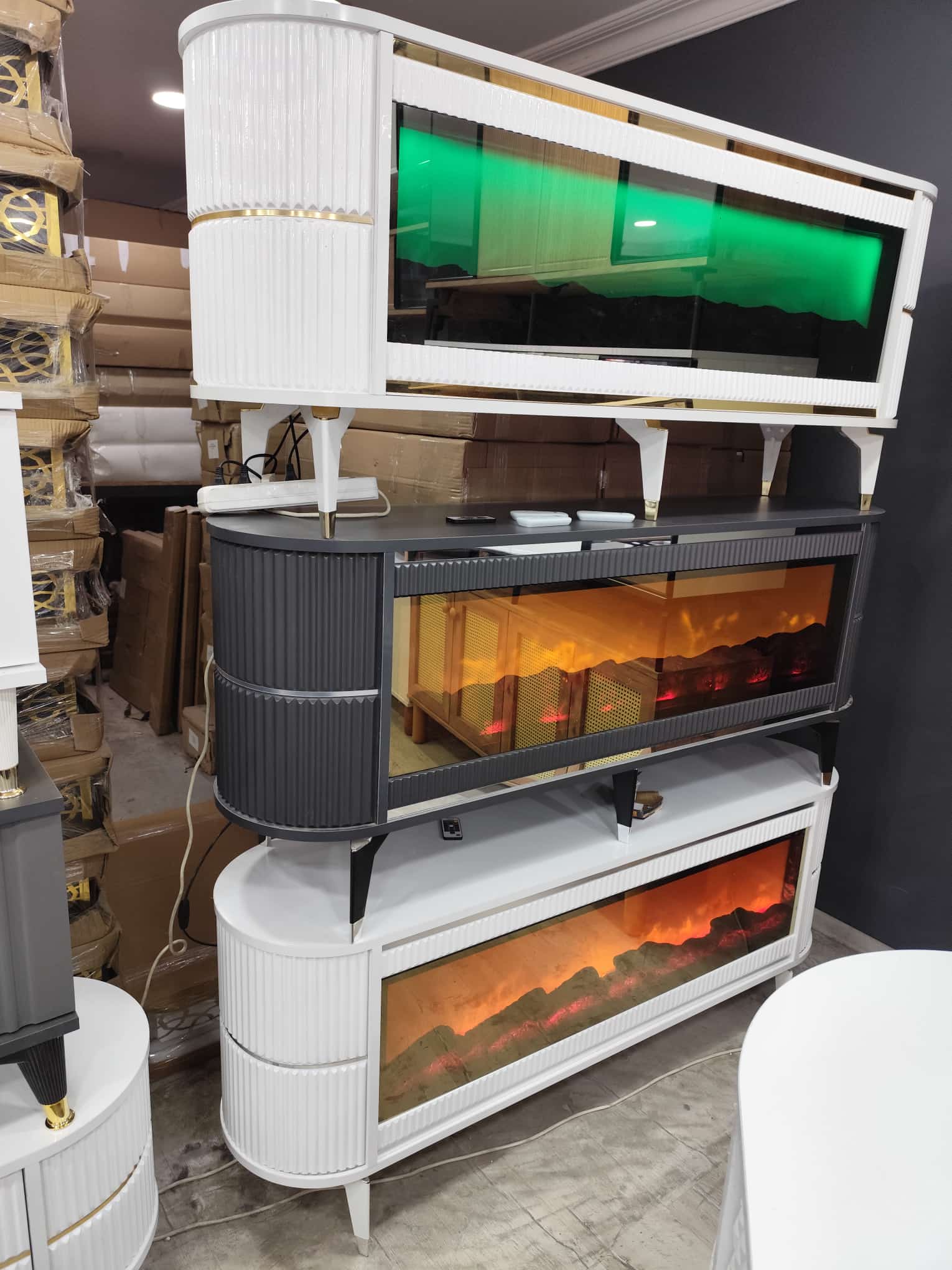 Renk Değiştiren Şömineli TV Ünitesi – Hoparlörlü, Bluetoothlu, Modern Tasarım