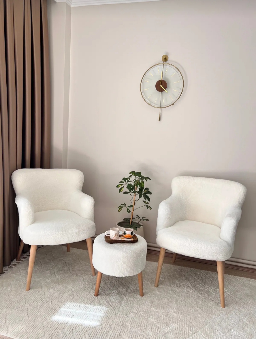 Tarz Puflu Çay Seti – Ahşap Ayaklı ve Rahat Oturumlu